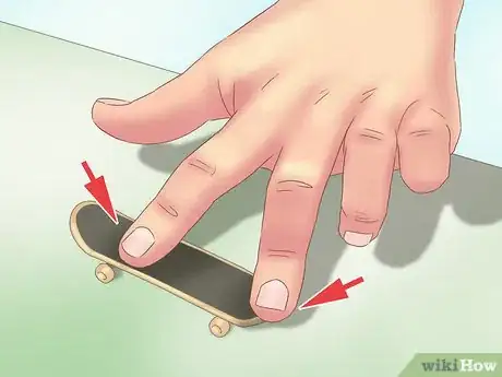Imagen titulada Kickflip on a Tech Deck Step 1