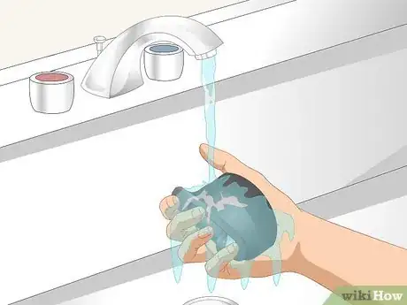 Imagen titulada Clean a Moldy Water Bottle Step 4