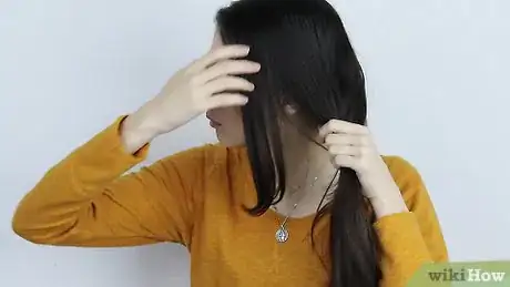 Imagen titulada Side Braid Hair Step 2
