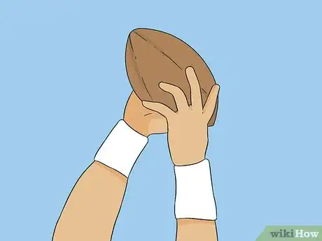 Imagen titulada Catch a Football Step 3