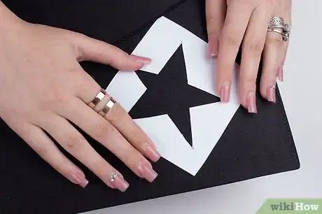 Imagen titulada Decorate Your Graduation Cap Step 8