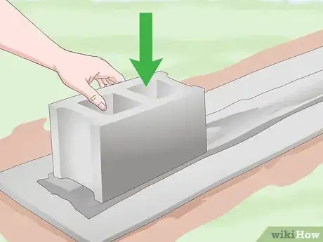 Imagen titulada Build a Cinder Block Wall Step 13