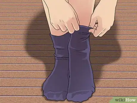 Imagen titulada Stretch Tight Ballet Flats Step 7