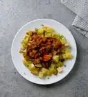 cocinar papas en una olla de presión