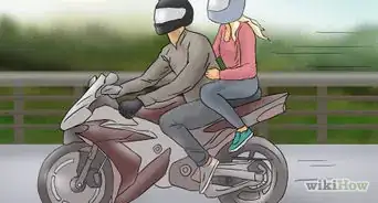 ir en la parte de atrás de una moto
