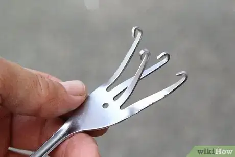 Imagen titulada Make Wind Chimes From Old Silverware Step 2Bullet4