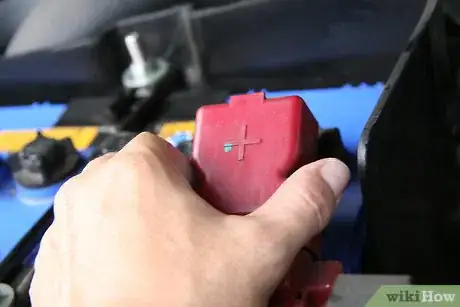 Imagen titulada Remove Car Battery Terminals Step 3