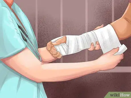 Imagen titulada Survive a Lion Attack Step 7