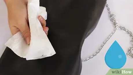 Imagen titulada Clean a Leather Purse Step 8