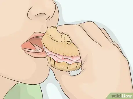 Imagen titulada Eat a Cupcake Step 7