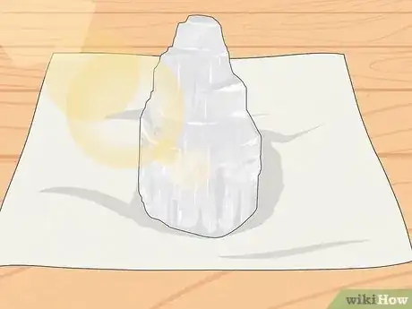 Imagen titulada Cleanse Crystals with Selenite Step 6