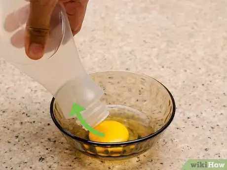 Imagen titulada Separate an Egg Step 16