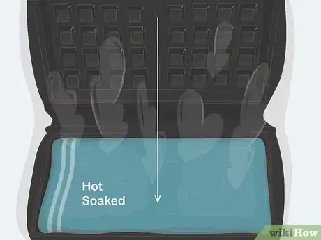 Imagen titulada Clean a Waffle Iron Step 4