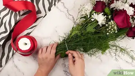 Imagen titulada Wrap Flowers Step 14