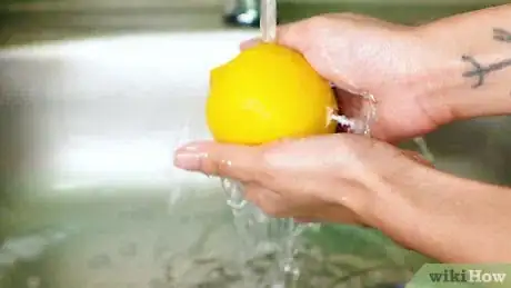Imagen titulada Get More Juice out of a Lemon Step 5