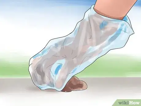 Imagen titulada Pick Up Dog Poop Step 3