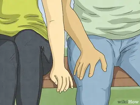 Imagen titulada Tell if a Girl Wants to Hold Hands Step 1
