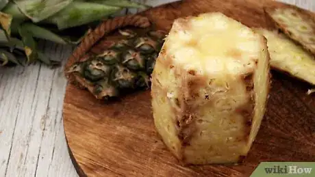 Imagen titulada Peel a Pineapple Step 7