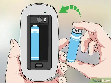 Imagen titulada Replace Batteries on an Apple Magic Mouse Step 6