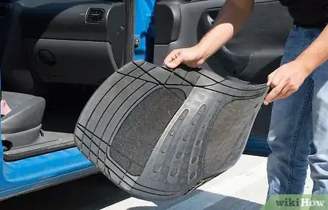 Imagen titulada Clean Car Plastic Step 9