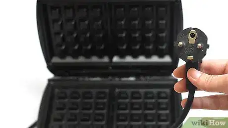 Imagen titulada Clean a Waffle Iron Step 1