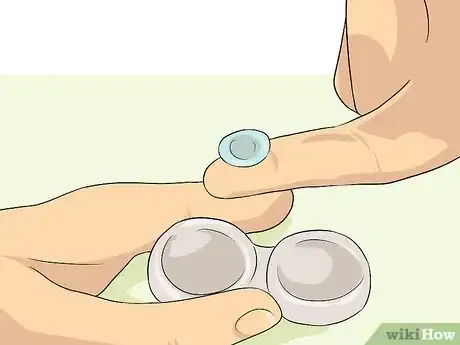 Imagen titulada Put In and Take Out Contacts Step 12