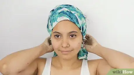 Imagen titulada Wet Wrap Hair Step 1