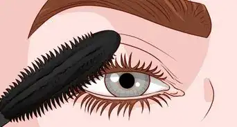 aplicar la sombra de ojos en los párpados caídos