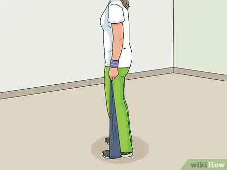 Imagen titulada Do Bicep Curl Resistance Band Exercises Step 2