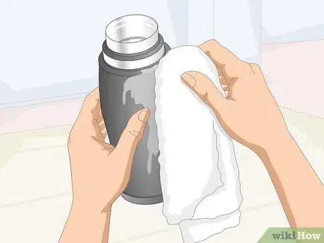 Imagen titulada Clean a Moldy Water Bottle Step 7