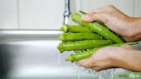 Imagen titulada Clean Okra Step 1