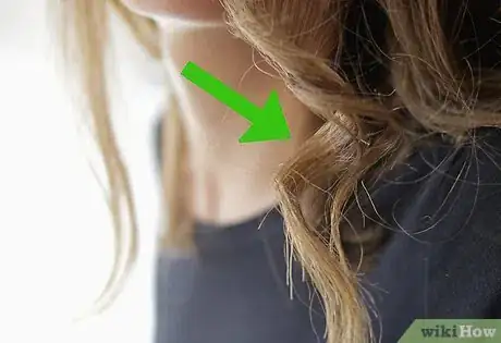 Imagen titulada Make Beach Waves in Your Hair With a Flat Iron Step 9