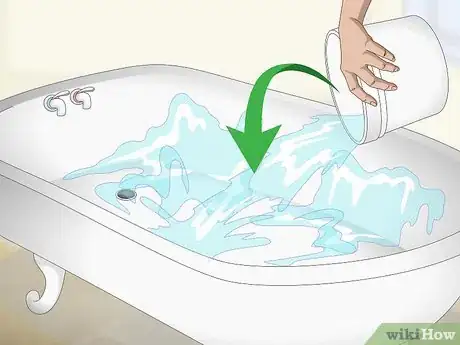 Imagen titulada Clean an Enamel Bathtub Step 3