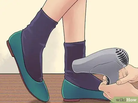 Imagen titulada Stretch Tight Ballet Flats Step 9