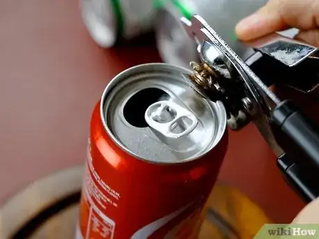 Imagen titulada Disguise Your Beer Can With a Soda Can Step 2