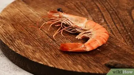 Imagen titulada Peel a Cooked Prawn Step 7