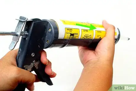Imagen titulada Caulk Around a Toilet Step 5