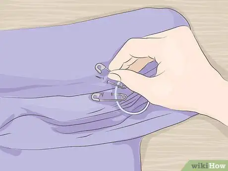 Imagen titulada Keep Off Shoulder Tops in Place Step 8