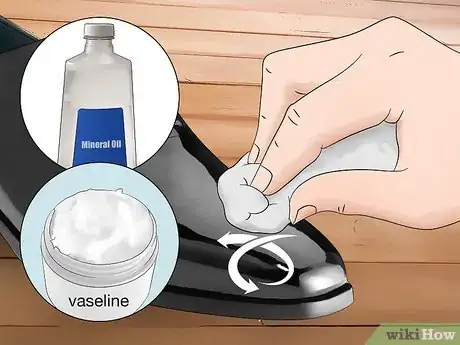 Imagen titulada Clean Patent Leather Step 6