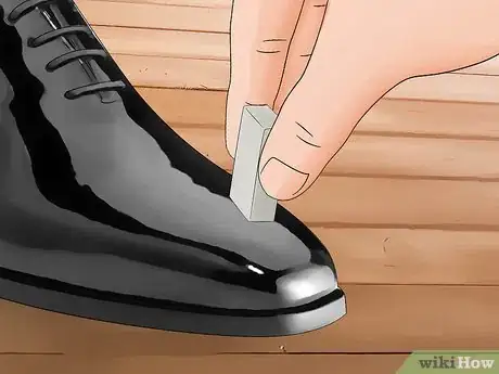 Imagen titulada Clean Patent Leather Step 2