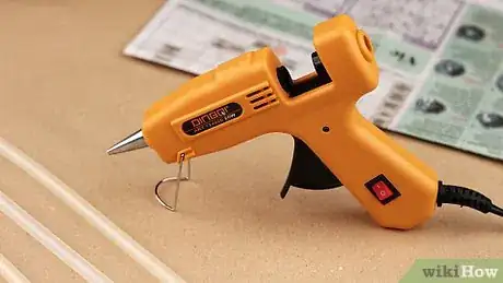 Imagen titulada Melt Glue Sticks Step 5