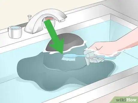 Imagen titulada Clean a Black Hat Step 9