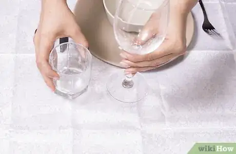 Imagen titulada Arrange a Place Setting for a Formal Dinner Step 5