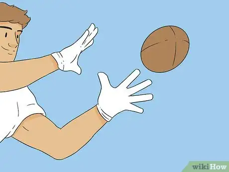 Imagen titulada Catch a Football Step 4