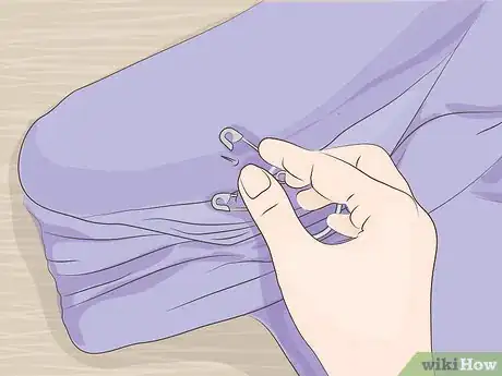 Imagen titulada Keep Off Shoulder Tops in Place Step 7