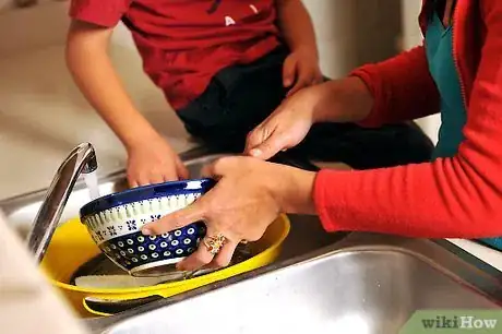 Imagen titulada Teach Your Child to Wash Dishes Step 4