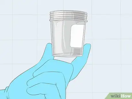 Imagen titulada Help a Female Child Provide a Urine Sample Step 5