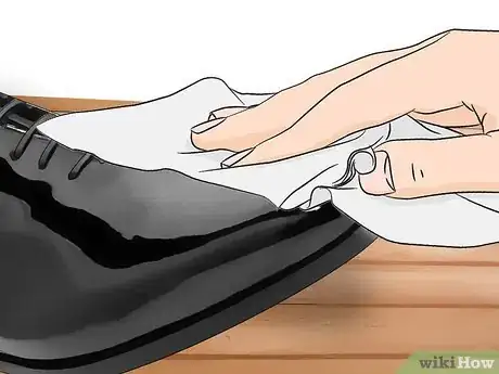 Imagen titulada Clean Patent Leather Step 5