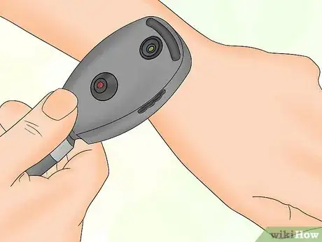 Imagen titulada Use an Ophthalmoscope Step 1