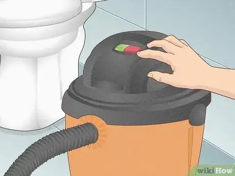 Imagen titulada Unclog a Toilet Step 17